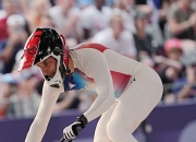 开云体育APP下载-小轮车比赛选手漂移过弯，风驰电掣