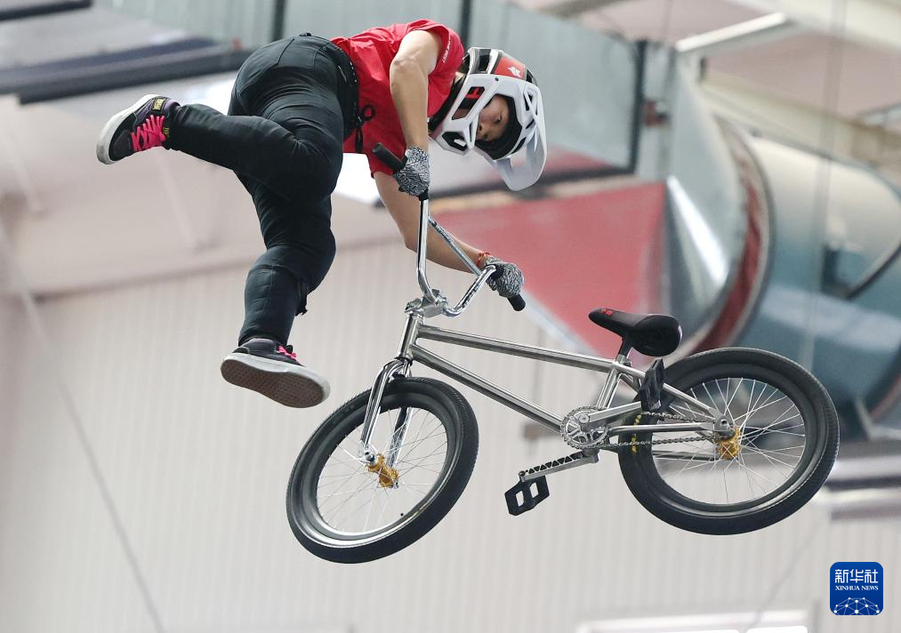 小轮车比赛选手漂移过弯，风驰电掣