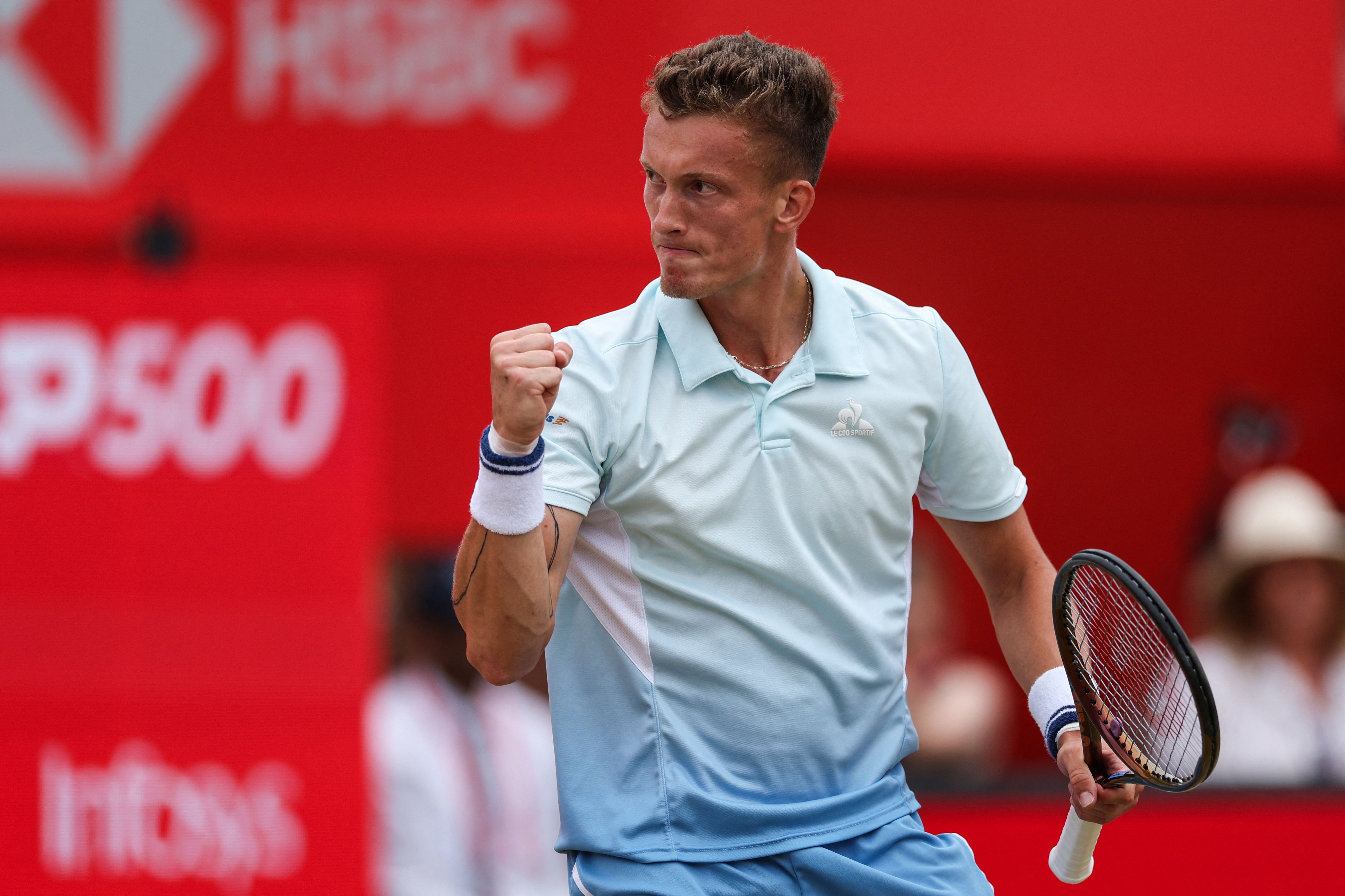 包含美国网球队鏖战英国网球队，阿尔卡拉斯完成帽子戏法的词条