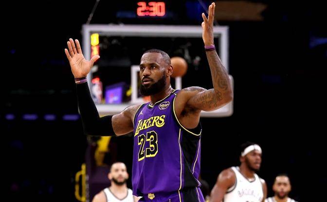 篮网险胜尼克斯，詹姆斯刷新纪录