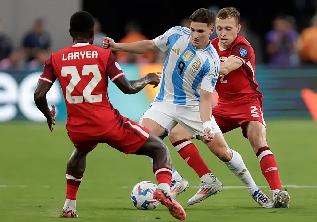 哥伦比亚球员带领球队晋级淘汰赛