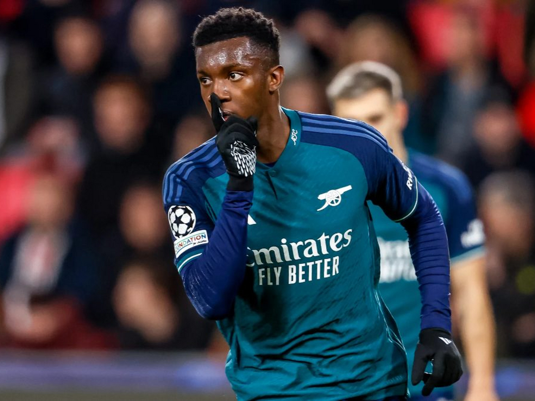 包含埃因霍温险胜，小组出线形势艰难的词条