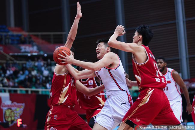 马刺队惨败收场，客场不敌对手