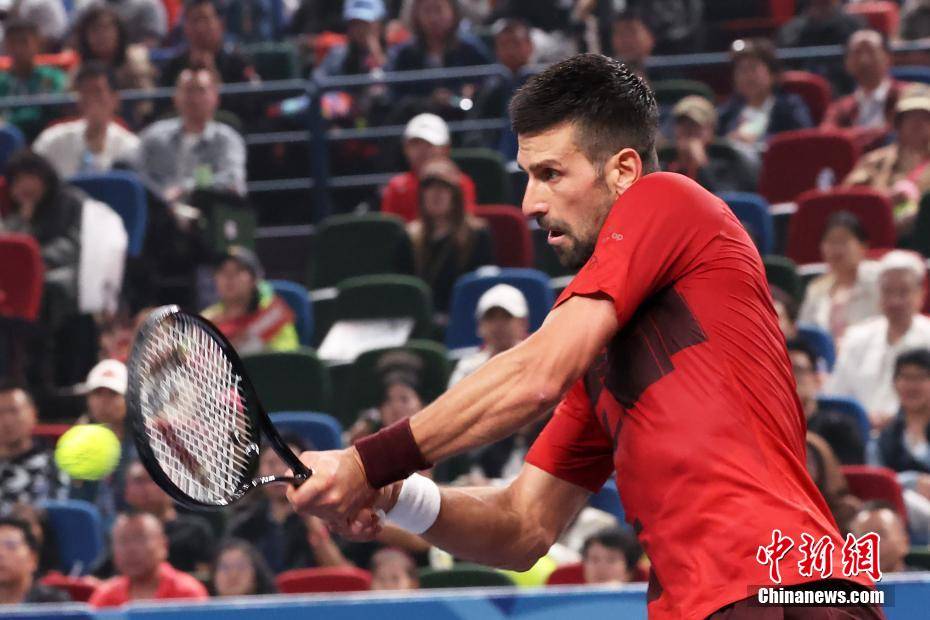 关于意大利网球队力克法国网球队，德约科维奇爆发神勇的信息