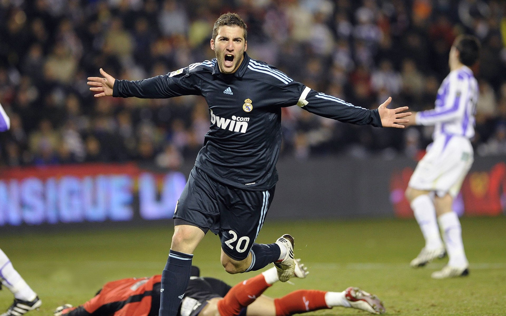 引擎轰鸣与绿茵狂想，当F1新赛季揭幕战之夜遇见全程高能的福登